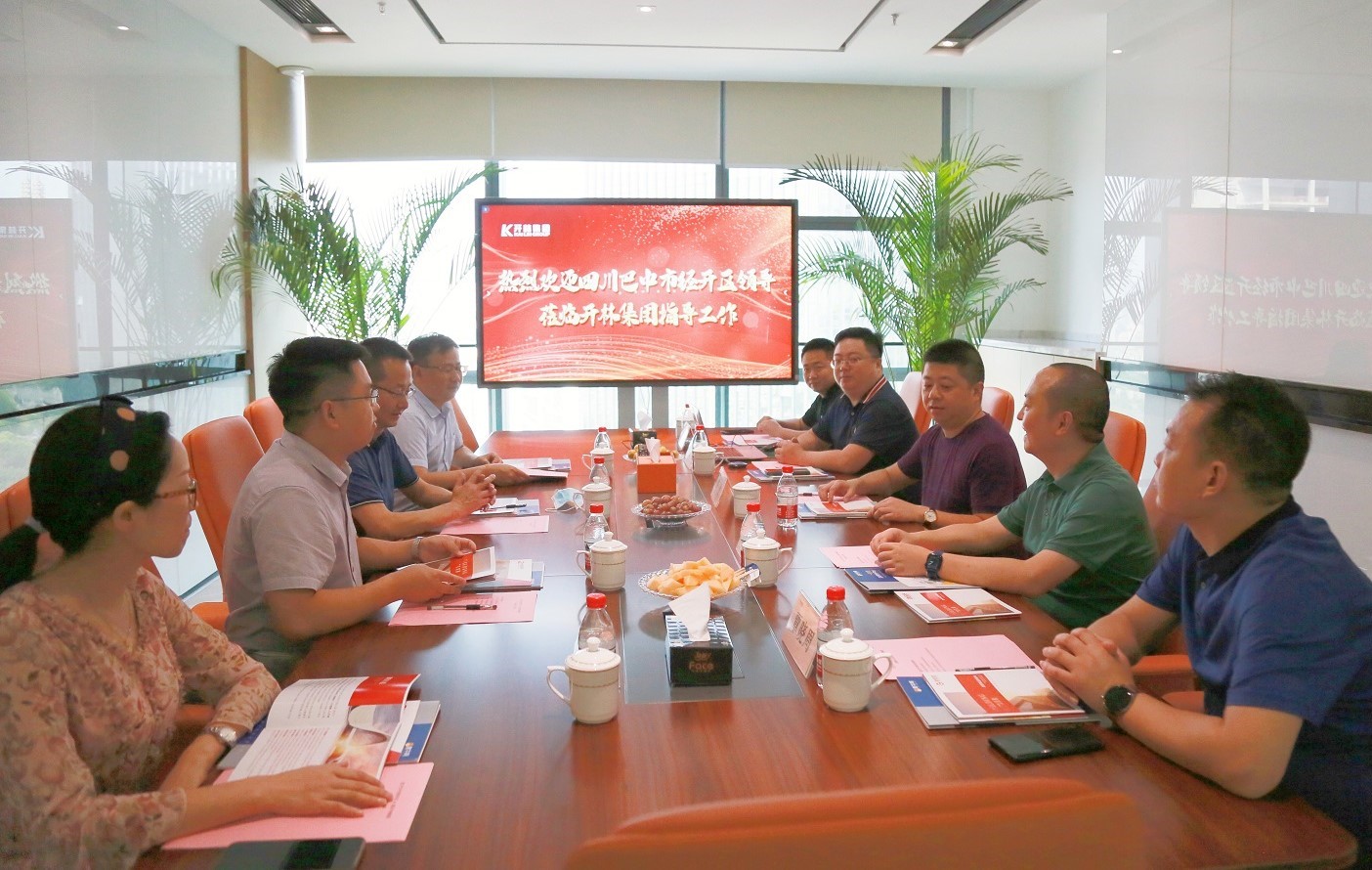 四川省巴中市經(jīng)開區(qū)領導蒞臨開林集團指導工作